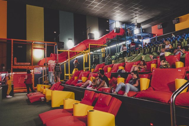 Cine familiar